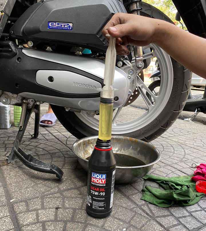Honda SH 150i thay nhớt Liqui Moly Gear Oil 75w90 tại Linh Ton Store - 350A TRỊNH ĐÌNH TRỌNG, HOÀ THẠNH, TÂN PHÚ