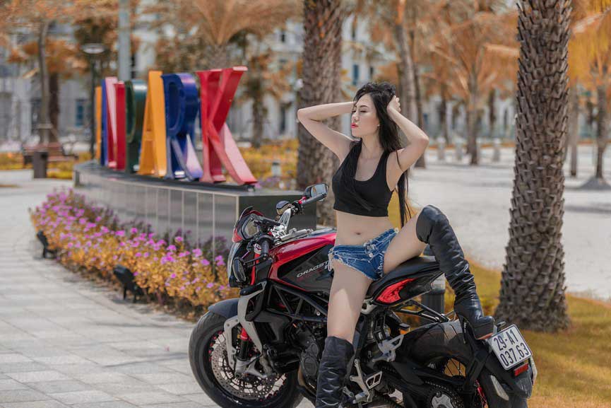 Người đẹp đọ dáng cùng chiếc môtô Dragster 800 RR đời 2017