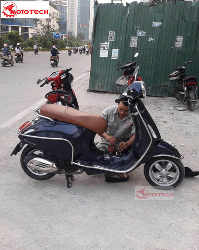 Nhân viên Mototech cứu hộ xe máy tại Hà Đông