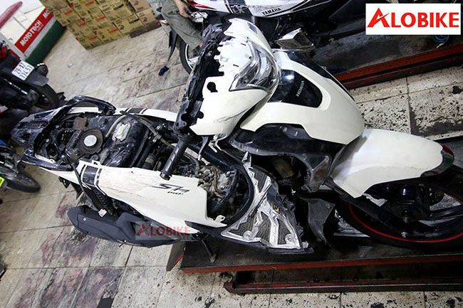 Cứu hộ xe máy Sh bị tai nạn - Nguồn ảnh: AloBike