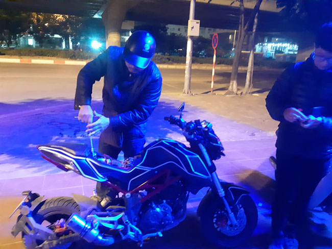 Nhân viên của An Bình Motor đang cứu hộ xe máy tại Hà Nội.