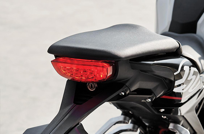 Honda CB150R 2021 trang bị hệ thống đèn xi nhan hiện đại