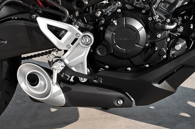 Ống xả đặt cân đối của xe moto Honda CB150R 2021