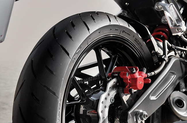Lốp xe rộng lên tới 150mm của xe Nake bike Honda CB150R 2021