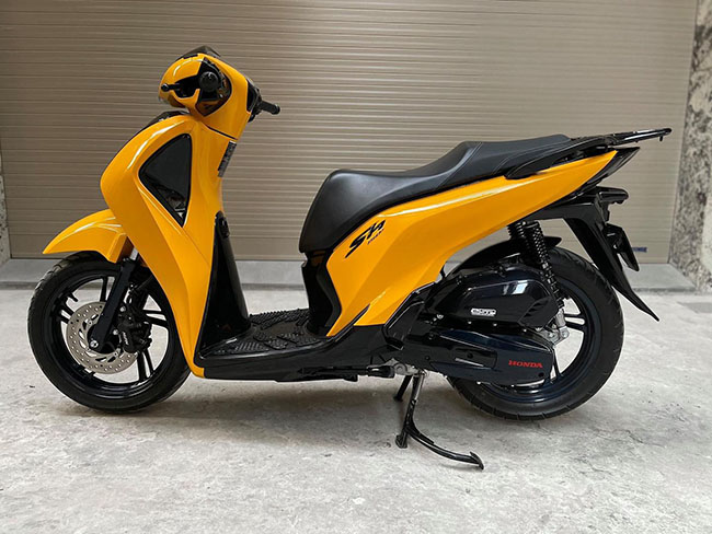 Sơn xe máy Sh 2019 màu vàng nổi bật tại An Piaggio ở Hà Nội